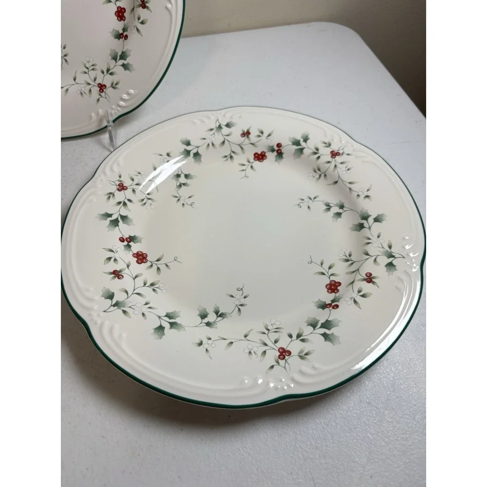 PFALTZGRAFF WINTERBERRY Berry Dinner Plates 10.5